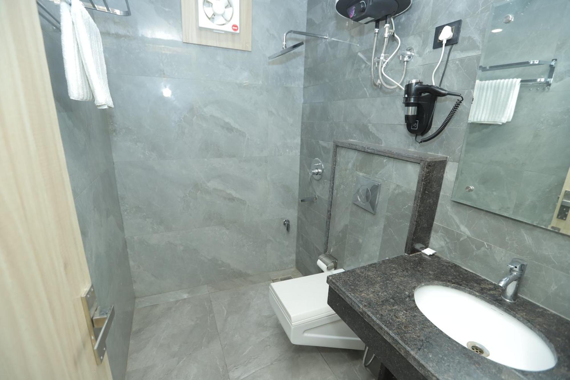 Zed Hotel - Delhi International Airport Neu-Delhi Exterior foto