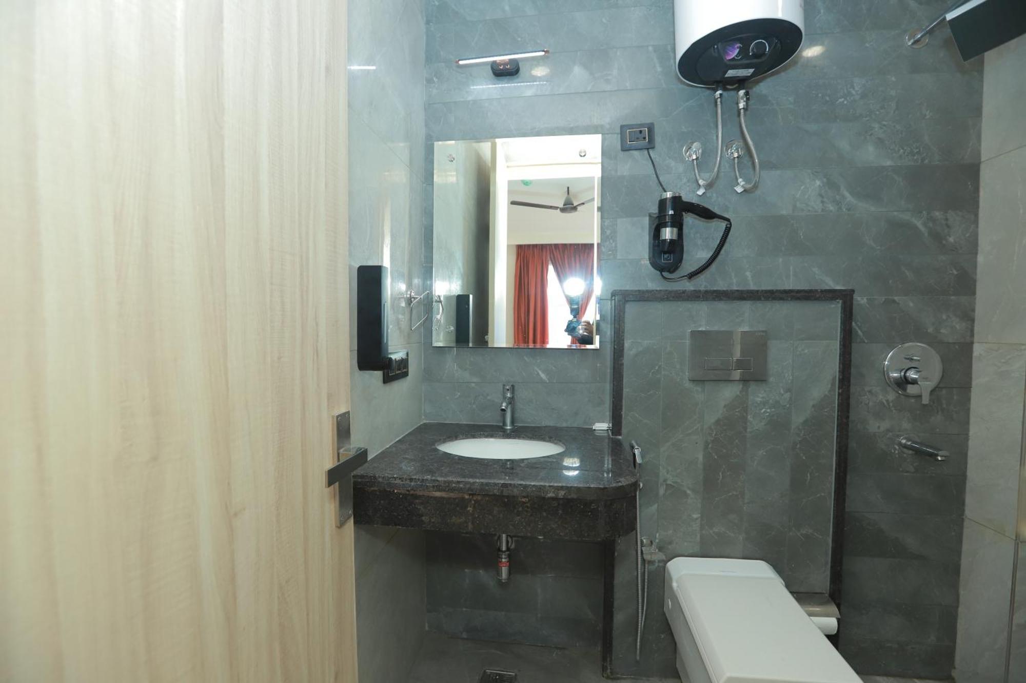 Zed Hotel - Delhi International Airport Neu-Delhi Exterior foto